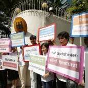 Umgekippter Buddha sorgt für Protest